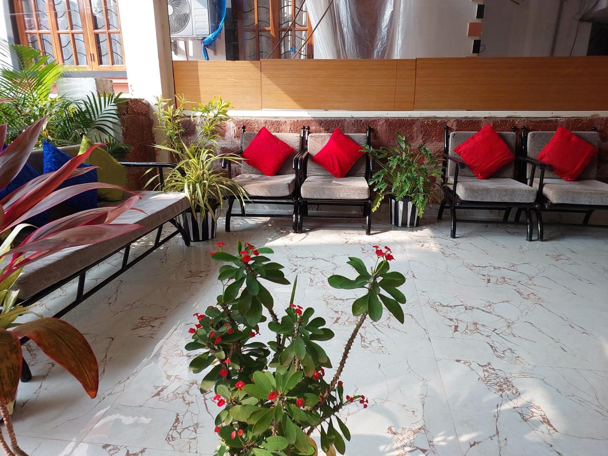 Hotel Queen Queen Sea Calangute Bagian luar foto