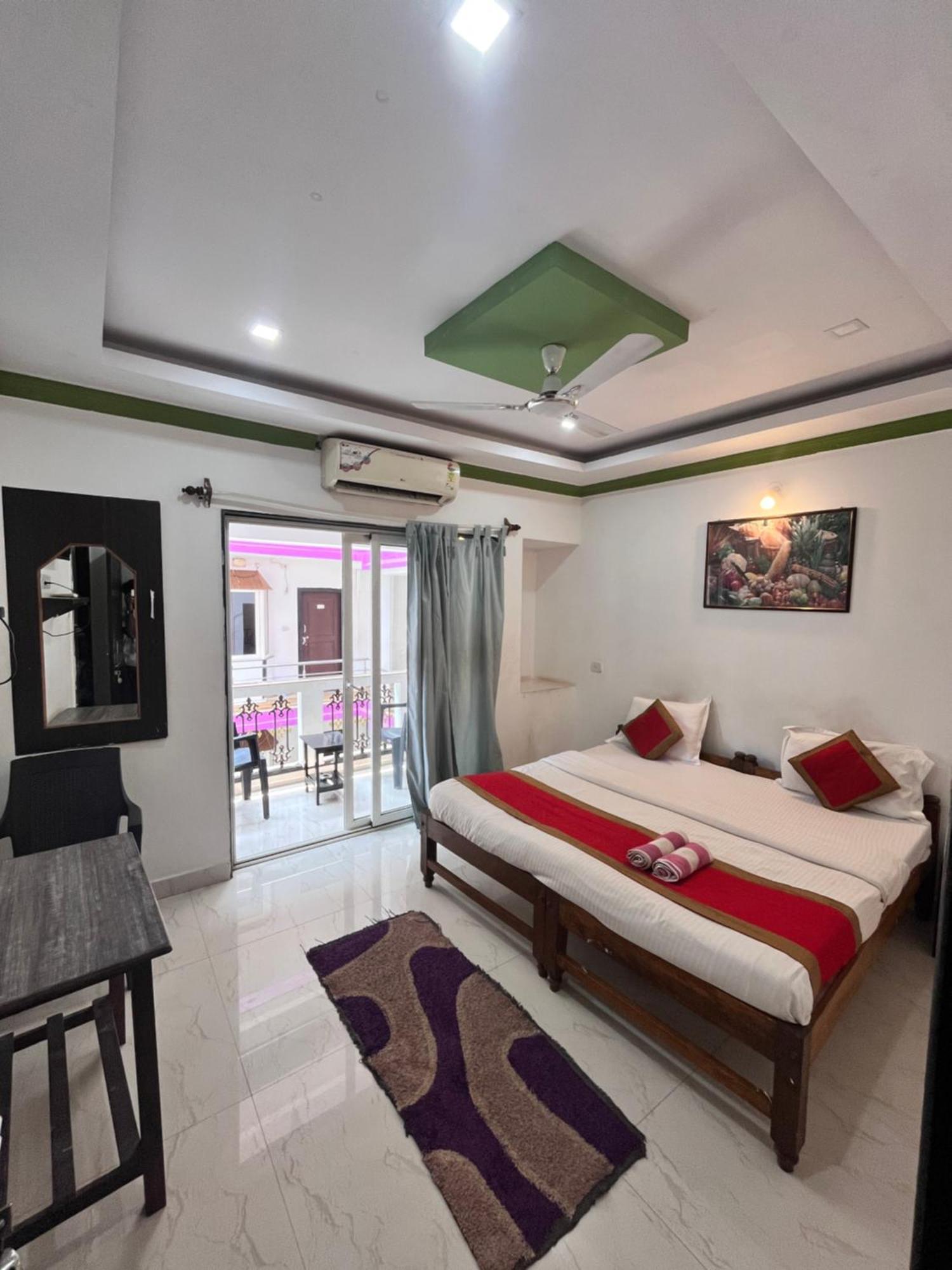 Hotel Queen Queen Sea Calangute Bagian luar foto
